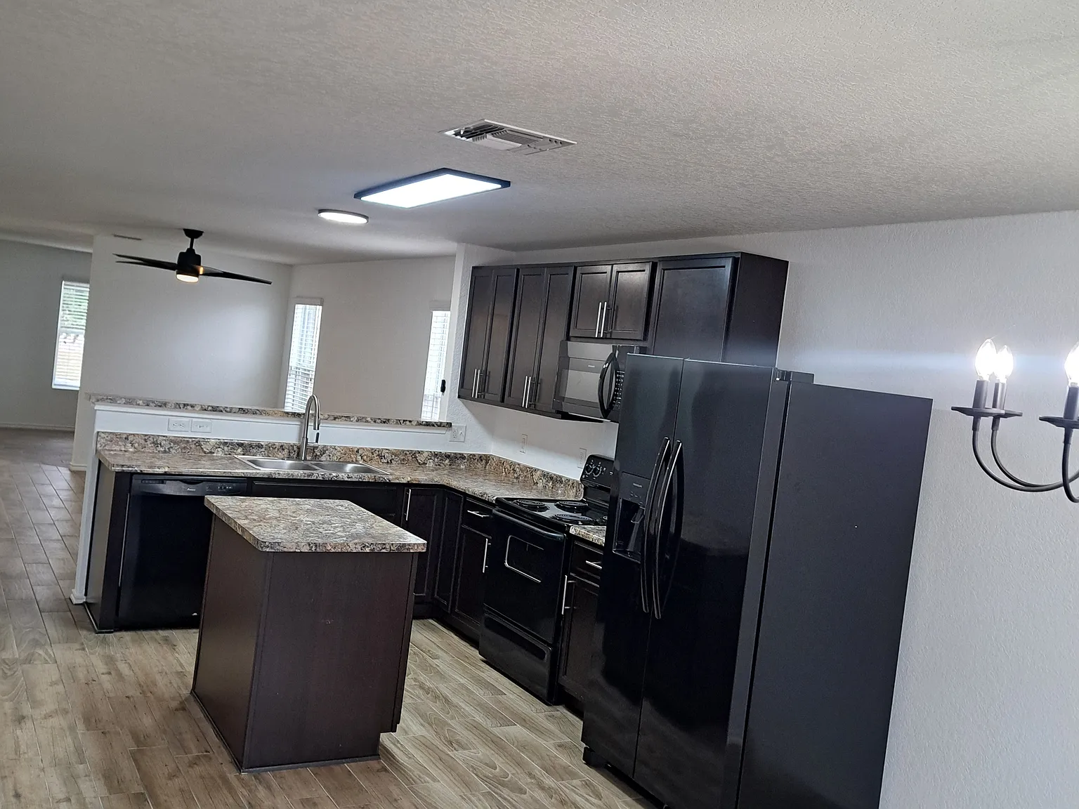 3 bed, 1528 sqft, $1,599 — Photo 1
