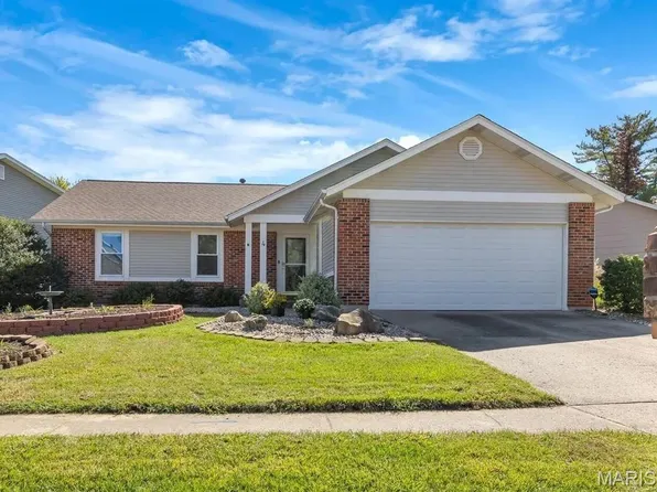 4 Barrington Dr, Saint Peters, MO 63376