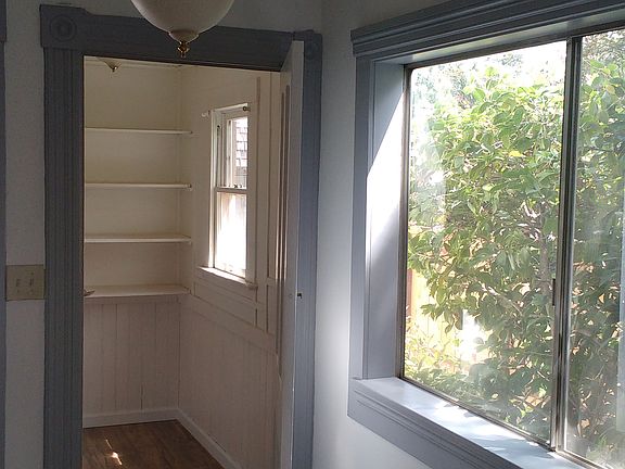 Lg. pantry off R. side kit.