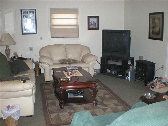 3rd image of 484 Glenrose Ln