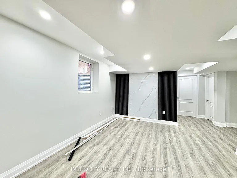 299 Fleetwood Dr — Photo 3