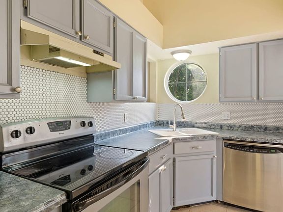 2nd image of 572 E Briarsprings Cir