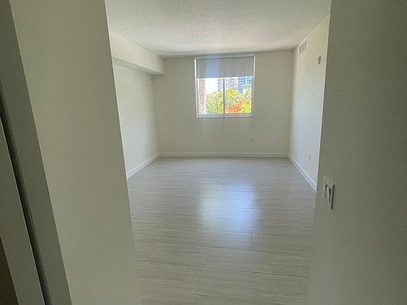 5th image of 425 NE 35th St #102