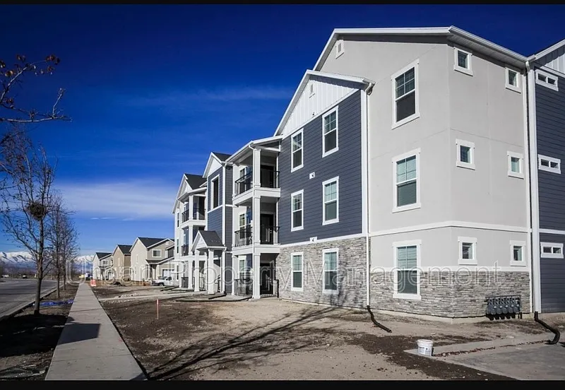 1 bed, 1.0 bath, 1272 sqft, $650 — Photo 2