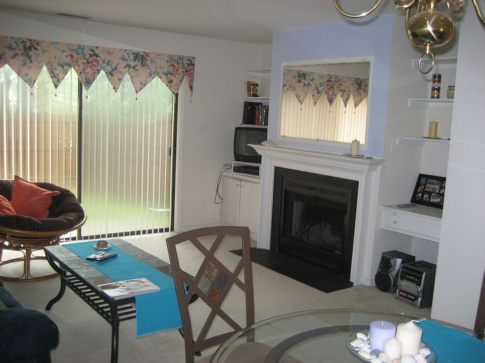 Livingroom and fireplace