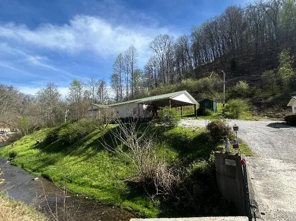16 Dazz Dr, Hazard, KY 41701