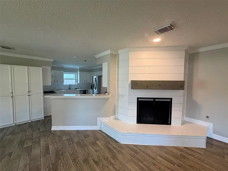511 Rosewood Dr — Photo 4