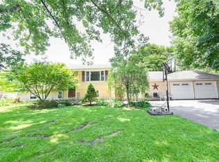 2001 Meadow Dr, Palmyra, NY 14522