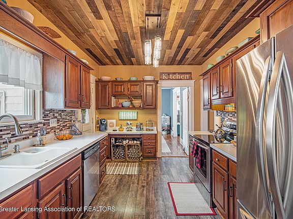 2nd image of 208 W Cass St