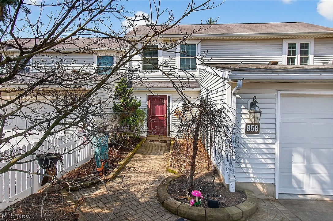 858 Sutton Pl photo 1