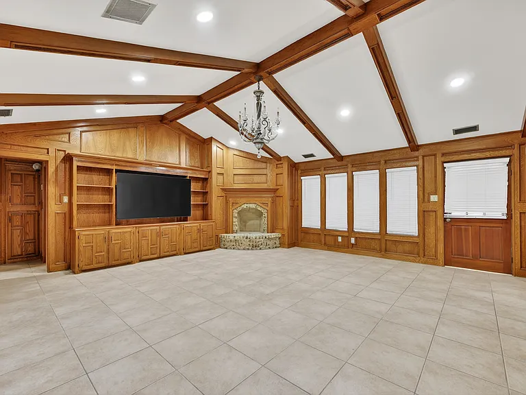 304 Bluebird Ave — Photo 4