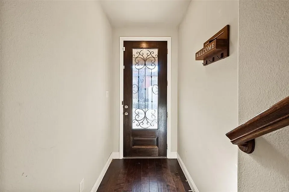 3 bed, 1999 sqft, $2,800 — Photo 2