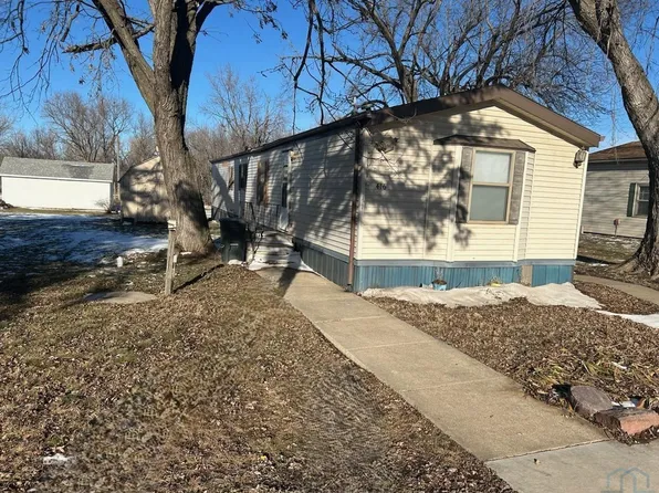 416 W Park St, Sheldon, IA 51201