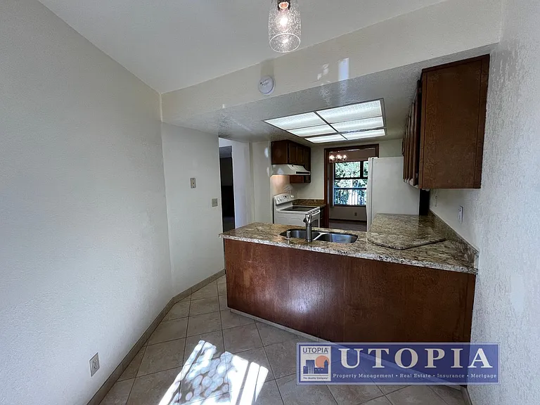 2726 Hampton Ln — Photo 7