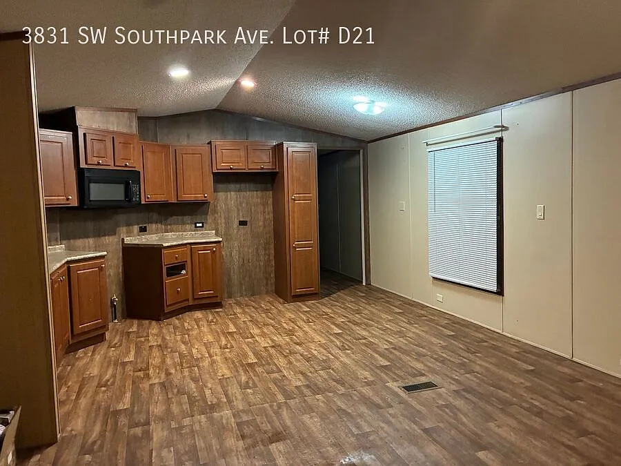 Building Photo - 3831 SW South Park Ave #D21