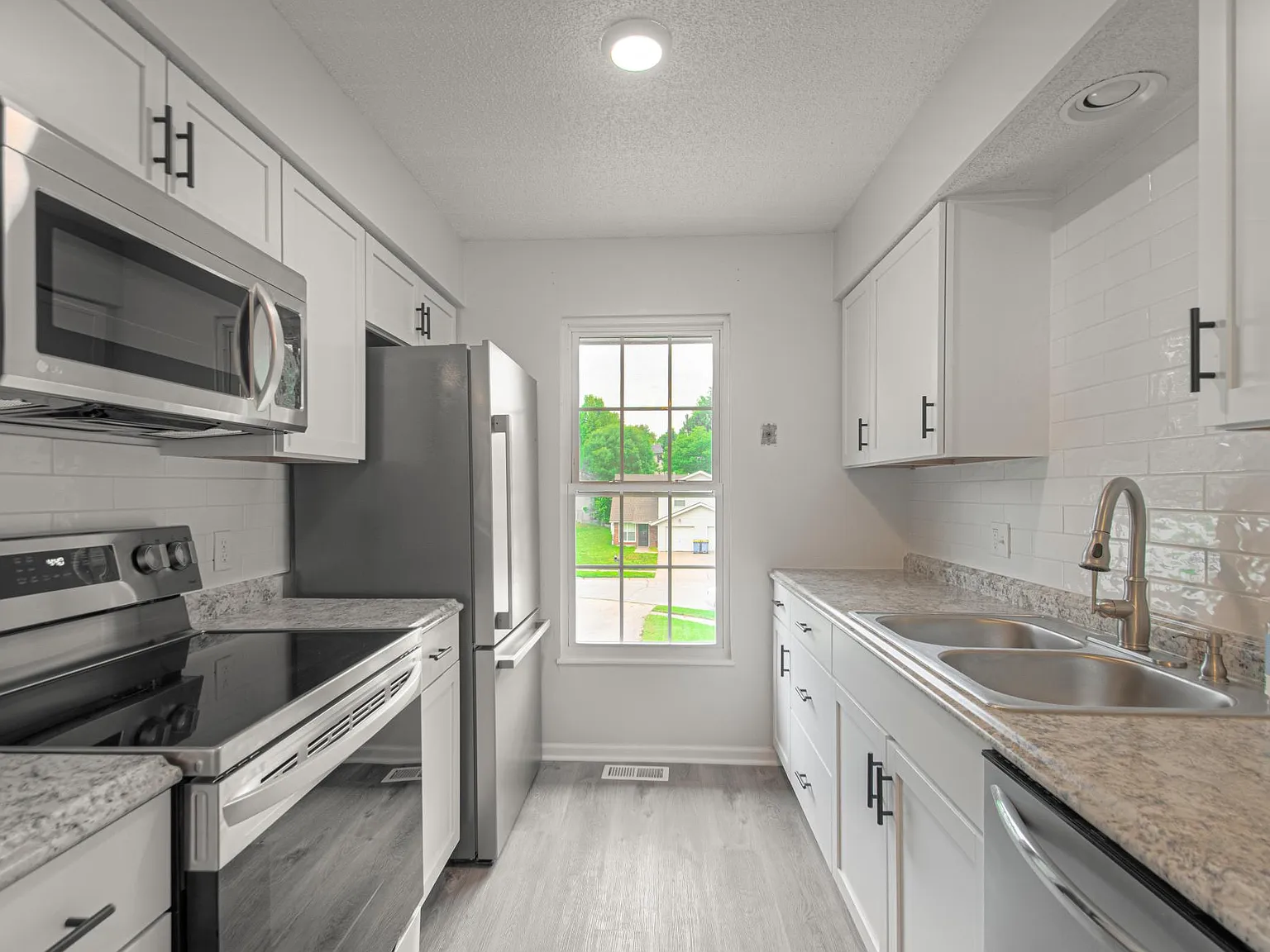 1305 La Chateau Dr — Photo 3