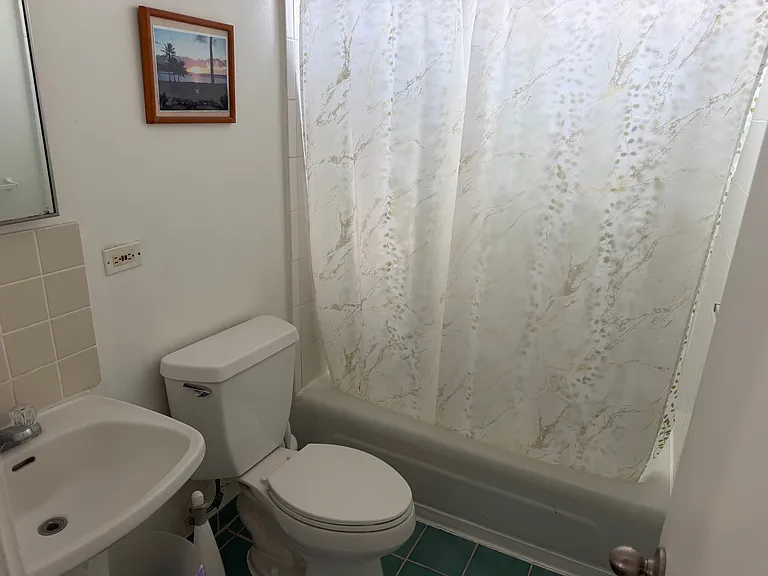 Waikiki Whale Watcher Apartments — Photo 59