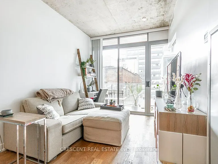 650 King St W #402 — Photo 14