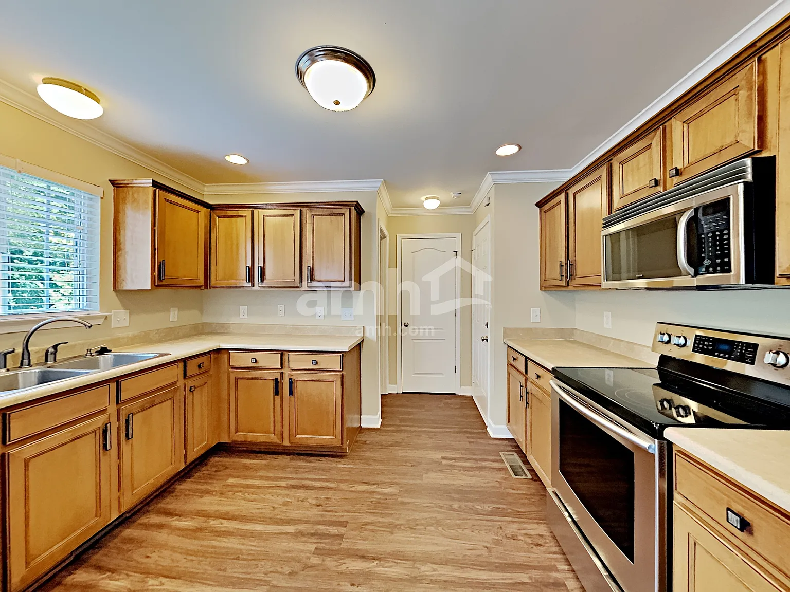 4 bed, 2.5 bath, 2022 sqft, $2,490 — Photo 3
