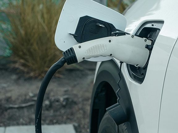 road-industry-cable-charging-9800002