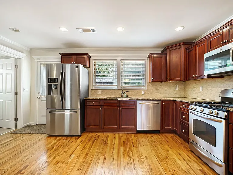 1253 Oak Grove Ave — Photo 16