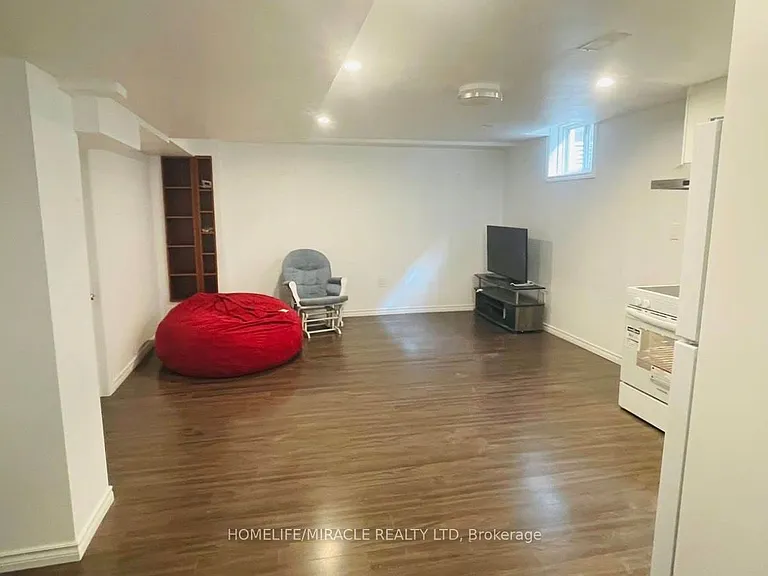 27 Lloydminster Ave #BASEMENT — Photo 6