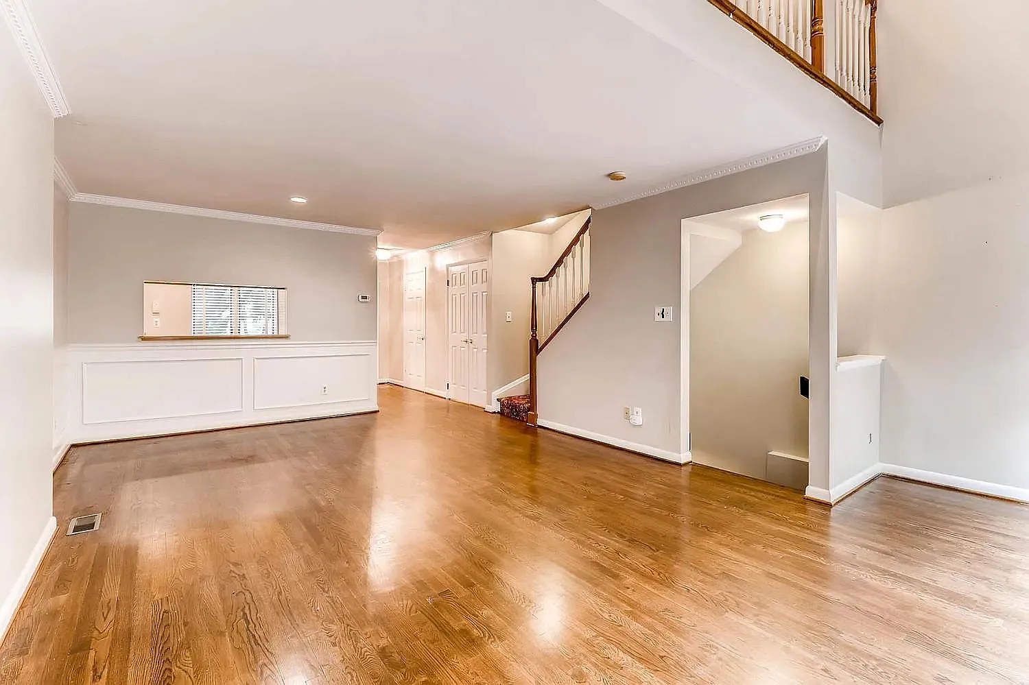 4 bed, 2.5 bath, 2304 sqft, $3,800 — Photo 4