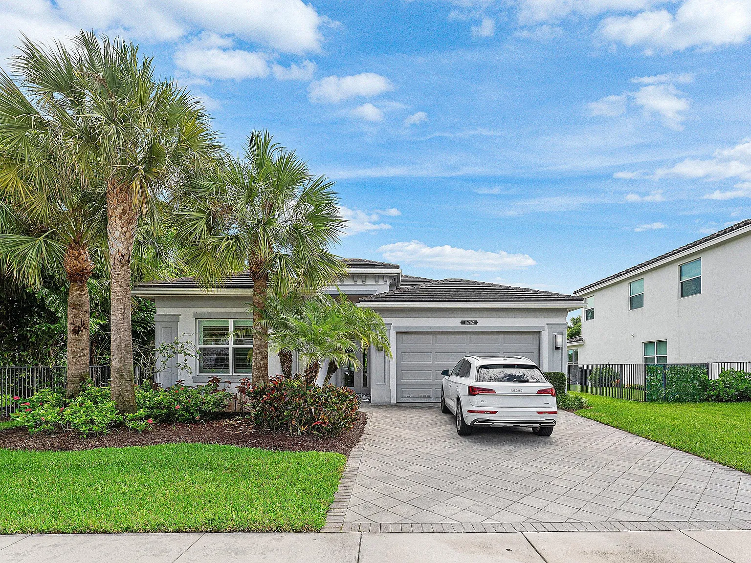3 bed, 2.5 bath, 1976 sqft, $6,100 — Photo 1