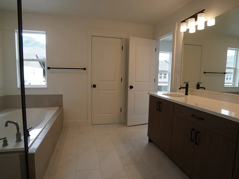 325 N Liberty Ave — Photo 20