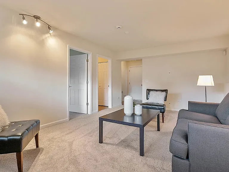 1014 Bradford Dr — Photo 4