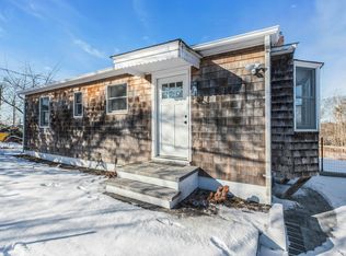 33 Oceanview Rd, Hampton Bays, NY 11946