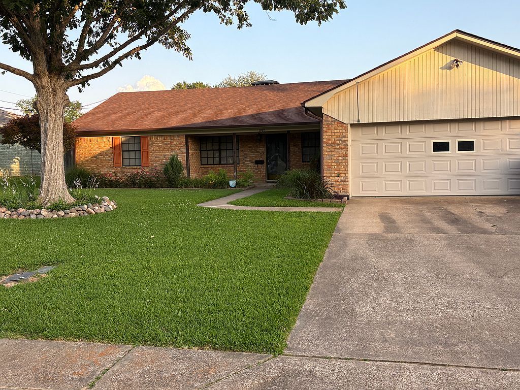 1915 Castlegate Dr - Property Image