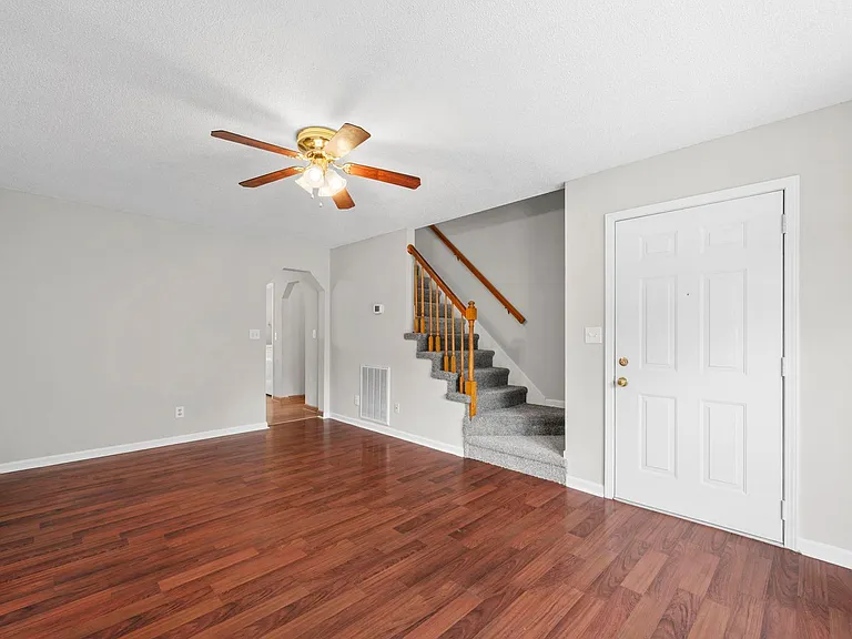 409 Kelsey Dr — Photo 6