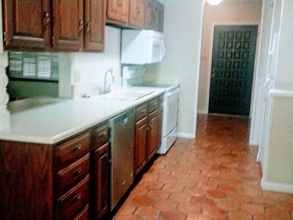 5th image of 102 Cristol Dr