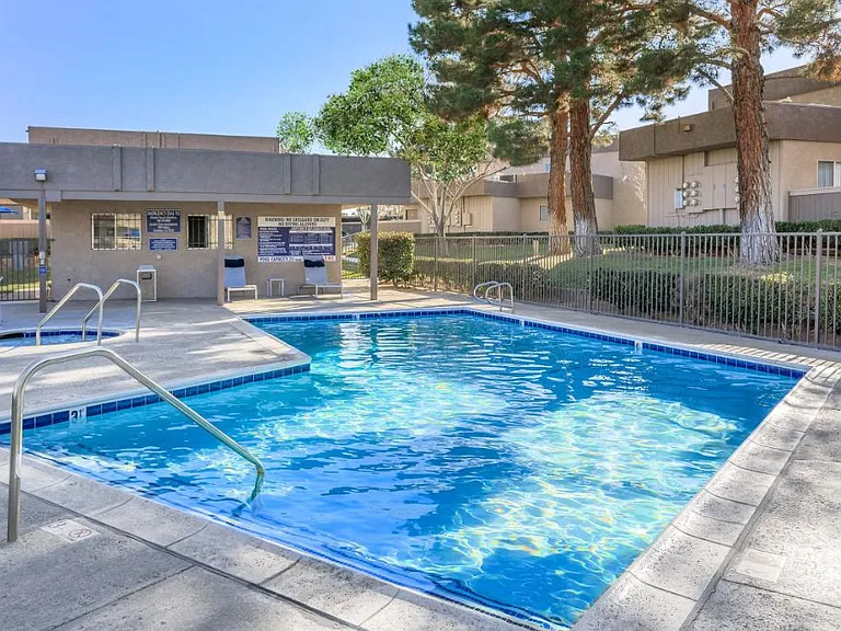 Sunset View Apartments — Photo 16