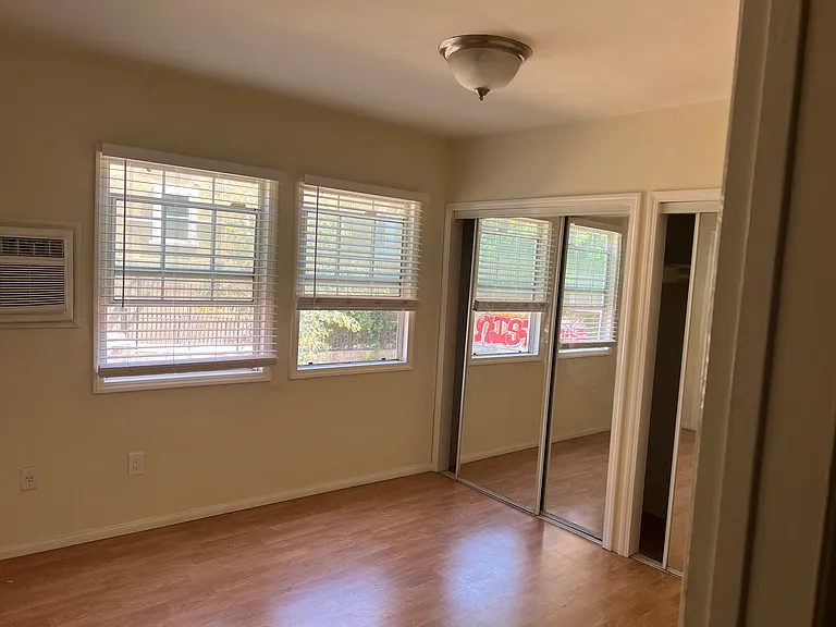 628 1/2 S Ardmore Ave #5 — Photo 5