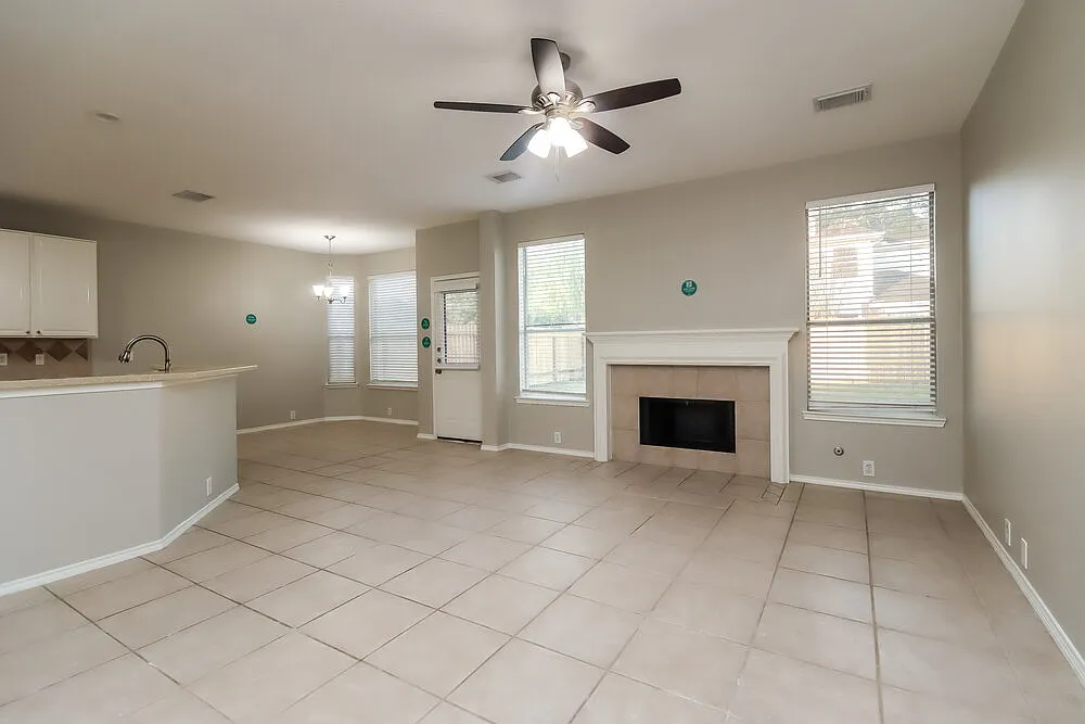 4 bed, 2.5 bath, 2855 sqft, $2,465 — Photo 4
