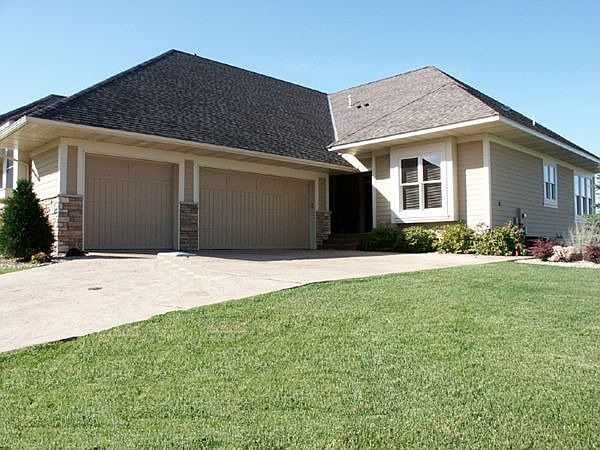 Spacious executive twin home located near the Hampton Hills Golf Course