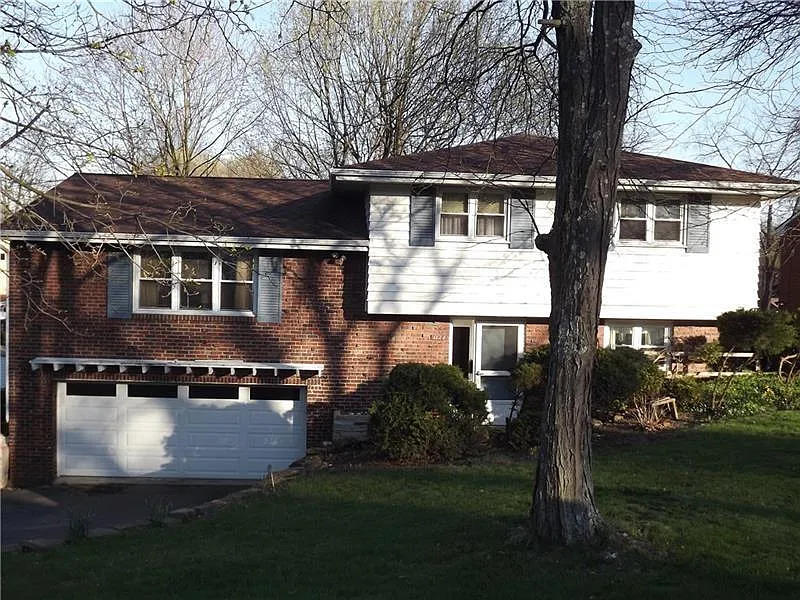 1126 Oakridge Dr photo 1
