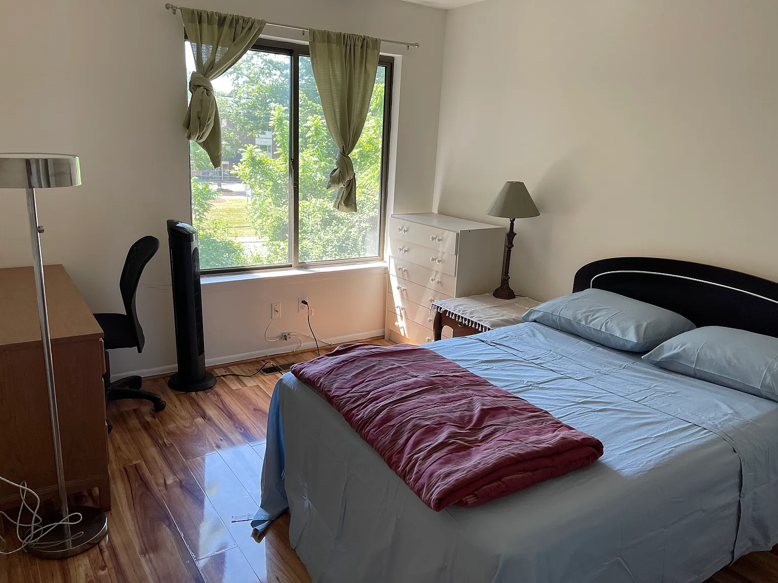 4 bed, 2300 sqft, $700 — Photo 2
