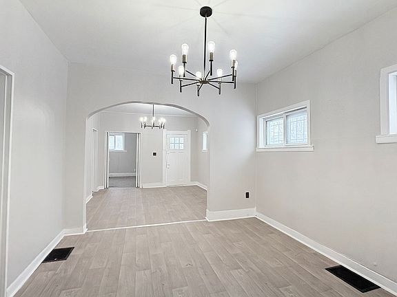 4th image of 958 Rogers St