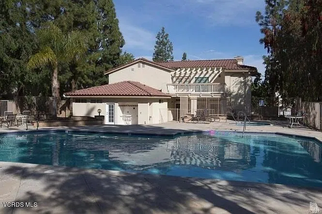 Beautiful 2 Bedroom, 2.5 Bath Townhome in Desirable Shadow Ridge Community! — Photo 2