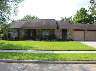 1203 Oak Hollow Dr, Friendswood, TX 77546