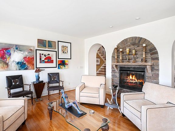 4th image of 605 Villaggio Dr