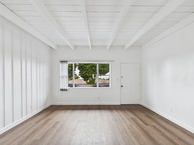 205-215 W Roderick Ave #5 — Photo 10