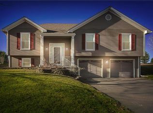 10828 N Kentucky Ct, Kansas City, MO 64157