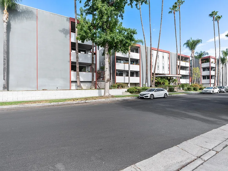 4915 Tyrone Ave #215 — Photo 31