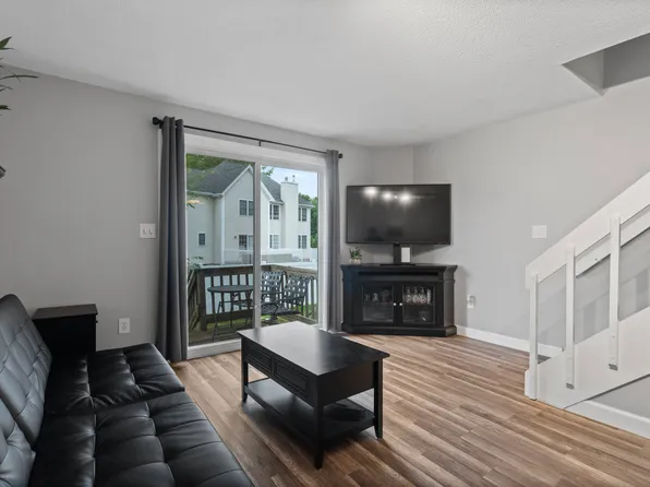 236 East Street APT B2, Plainville, CT 06062