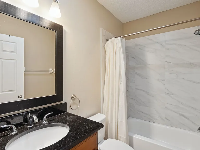 Hall Bathroom (Tub/Shower, One Vanity)