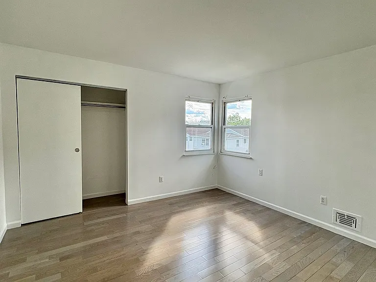 1168 Rockland Ave — Photo 9